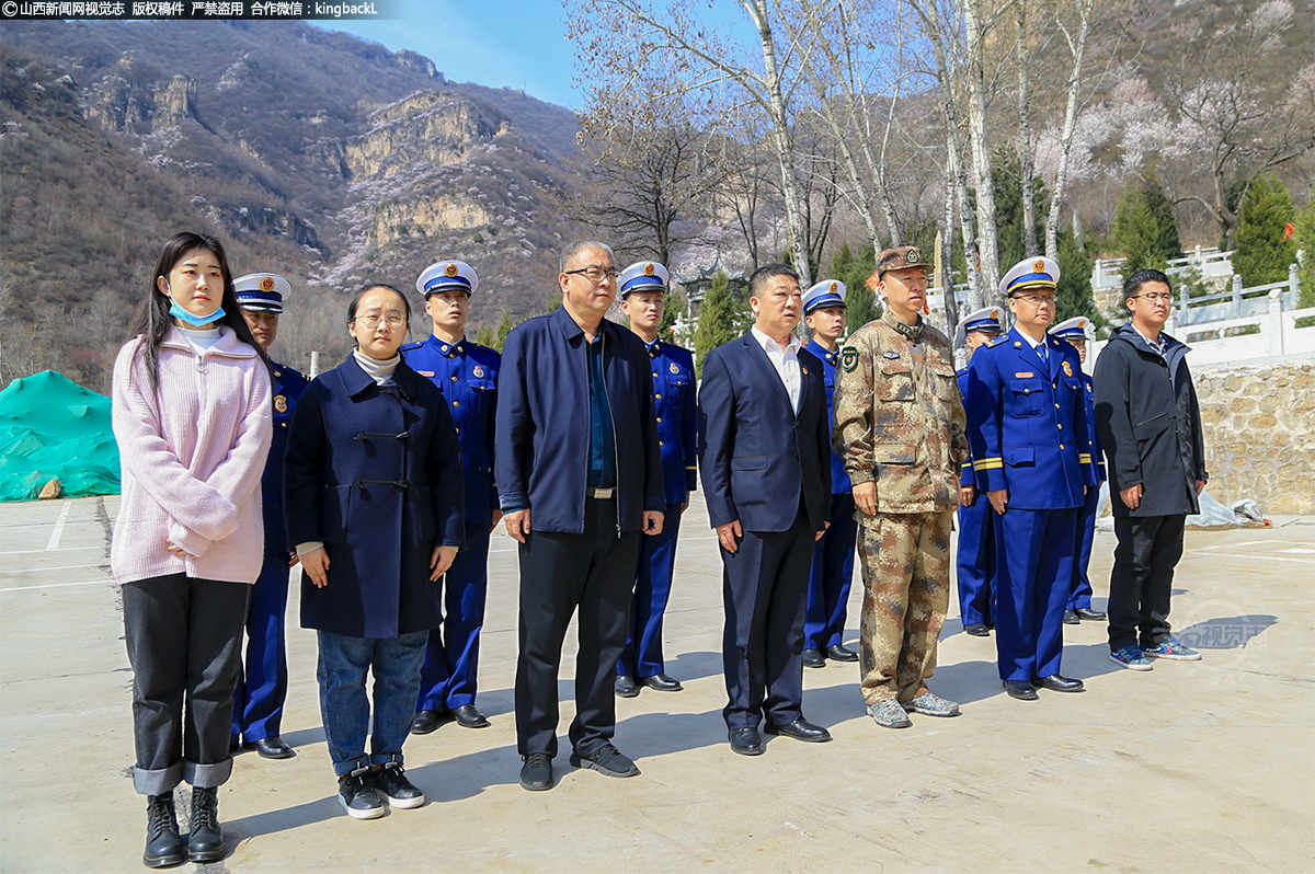      盂县县委常委、县人民武装部部长靳海龙、县退役军人事务局负责人田晋中、中心主任李志清、盂县消防救援大队长梁浩、县消防救援大队官兵和郝崇烈士后人郝书云共20余人在里独头烈士陵园参加郝崇、高银全、曹满贵烈士纪念碑落成揭幕仪式。
