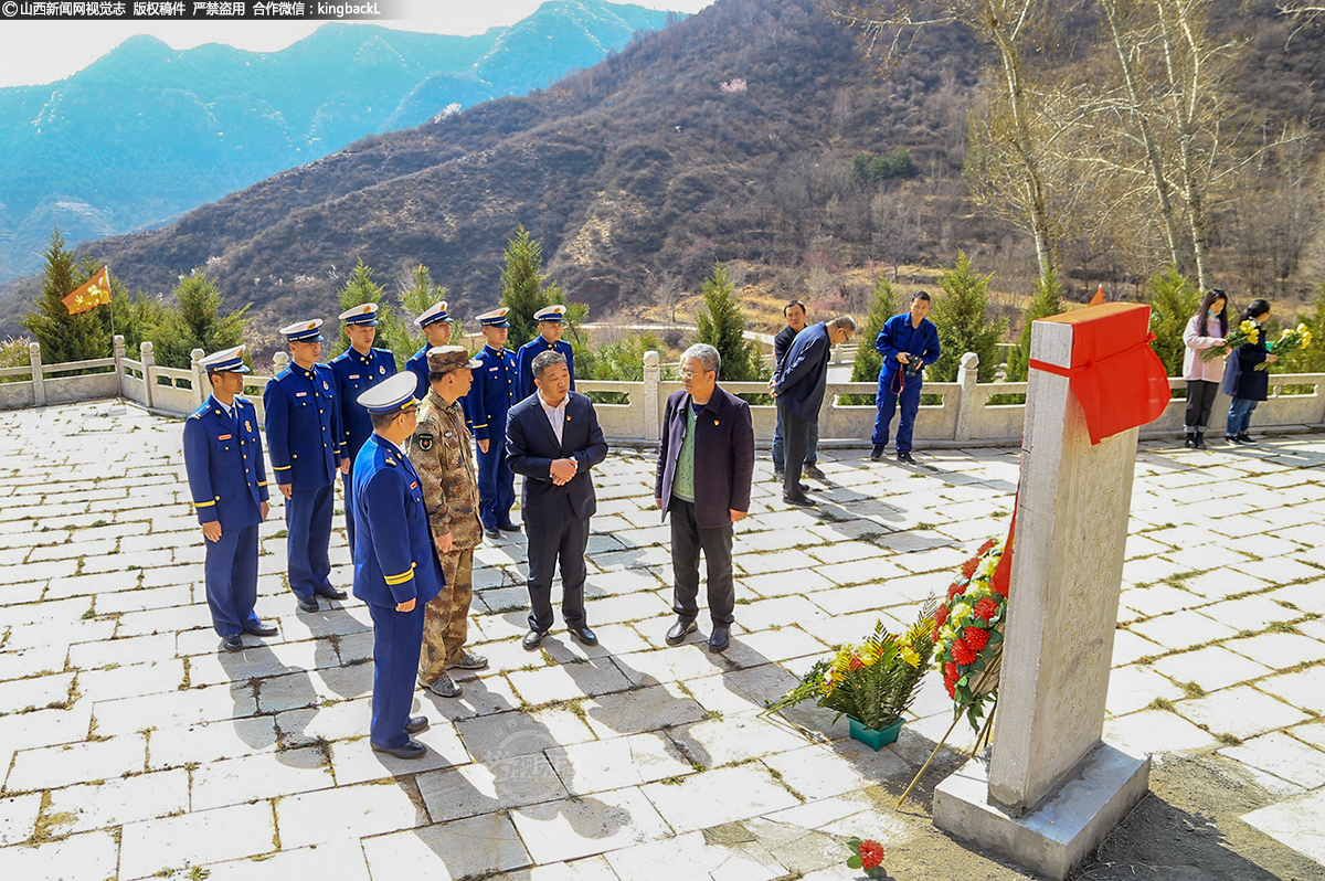      在中国共产党建党100周年之际，为深切缅怀革命先烈们的丰功伟绩，表达党员干部的崇敬和感恩之情，告慰英烈们的在天之灵。4月4日上午，盂县退役军人事务局在清明节开展了“清明祭奠 为烈士立碑 ”主题活动。为郝崇、高银全、曹满贵3位烈士立碑安葬祭奠仪式在盂县里独头烈士陵园举行。（山西新闻网特约摄影师:赵五明）