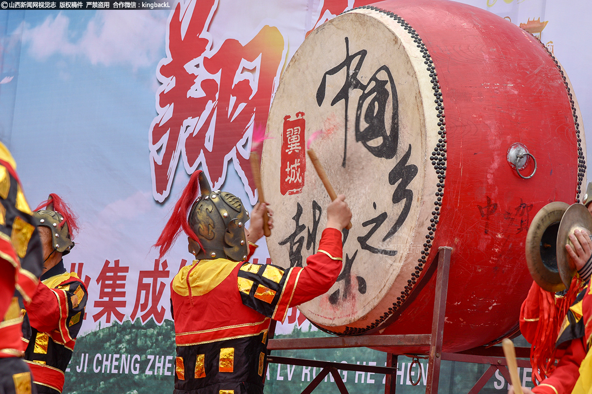      《秦王点兵》带动了全场的热烈气氛，以及南梁镇干部群众凝心聚力、攻坚克难、复血前行，全力构建高质量高速度转型发展新格局的信心和勇气。