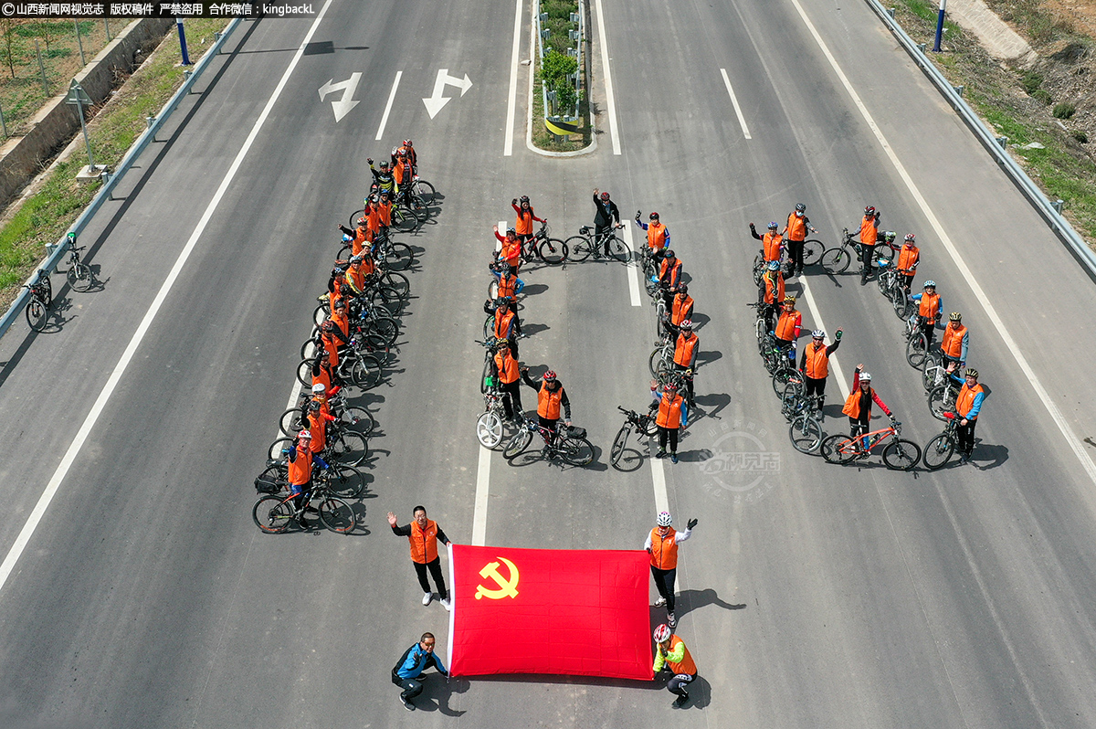      车队摆出数字“100”的形状，庆祝中国共产党成立100周年！精彩的开幕式拉开了2021年为期5天的“翔滦古会”序幕，也为翼城县人民休闲旅游增添了一处新的选择。