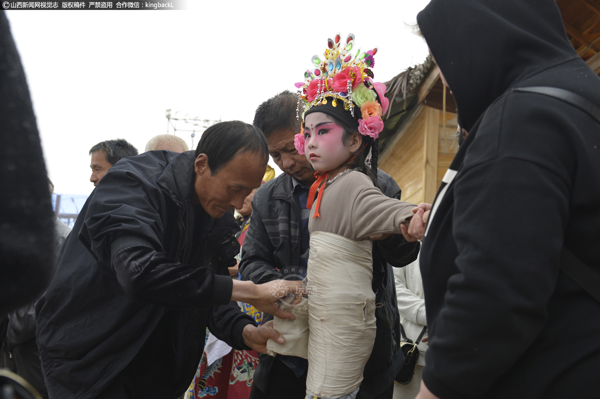      逢年过节，表演背棍成了徐沟人最热衷的事情，上棍表演更是女孩子最大的夙愿，背棍的制作有许多高难度的技术。绑棍既要绑出奇巧的结构，又要绑出表演者舒展端庄的体态。
