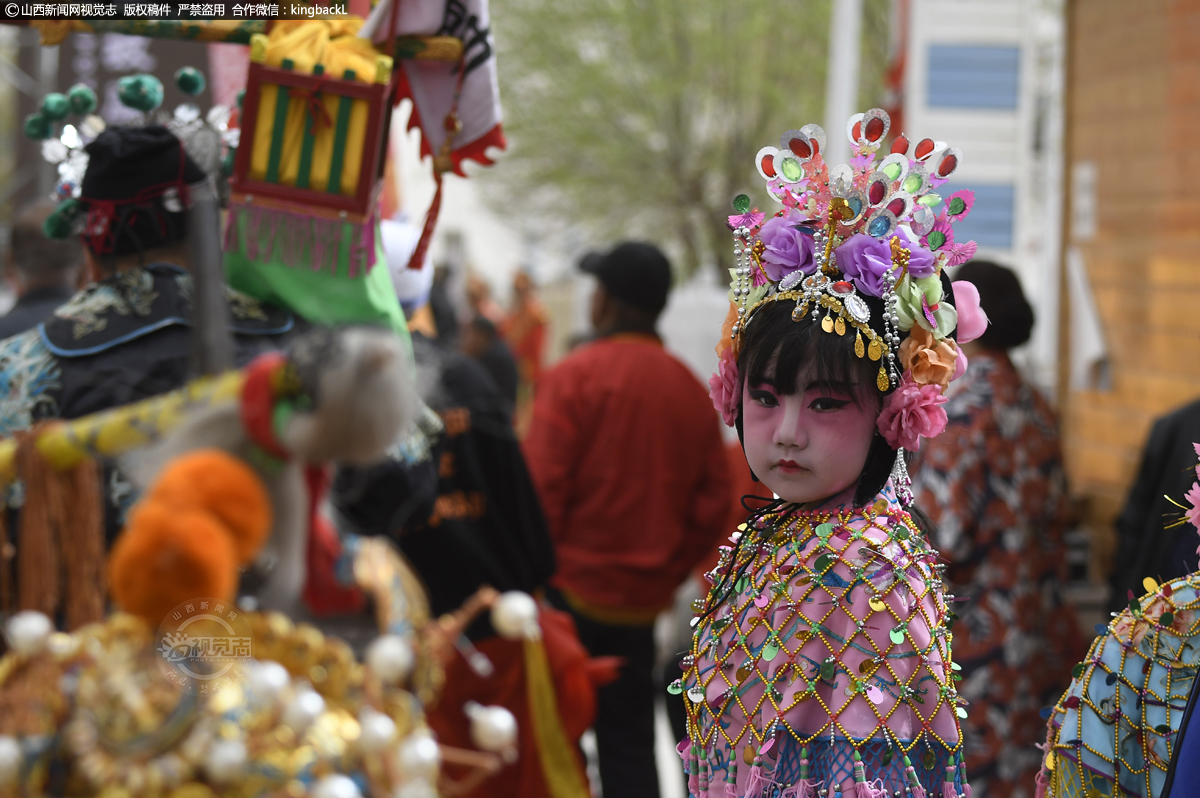      能上背棍的小演员们都是千挑万选出来的漂亮孩子，有男娃娃也有女娃娃。能被选中那是一种光荣，真是父母高兴，孩子愿意。
