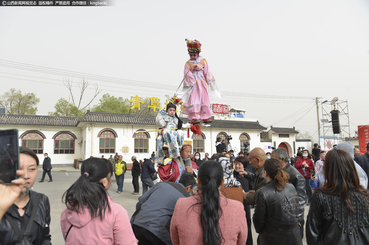      背棍表演，在全国的民俗表演中并不少见。但名气最大，最为人称道的，还是徐沟背棍。徐沟背棍不仅历史悠久，是中国首批非物质文化遗产，也是最早走出山西，走向世界的晋韵民俗。