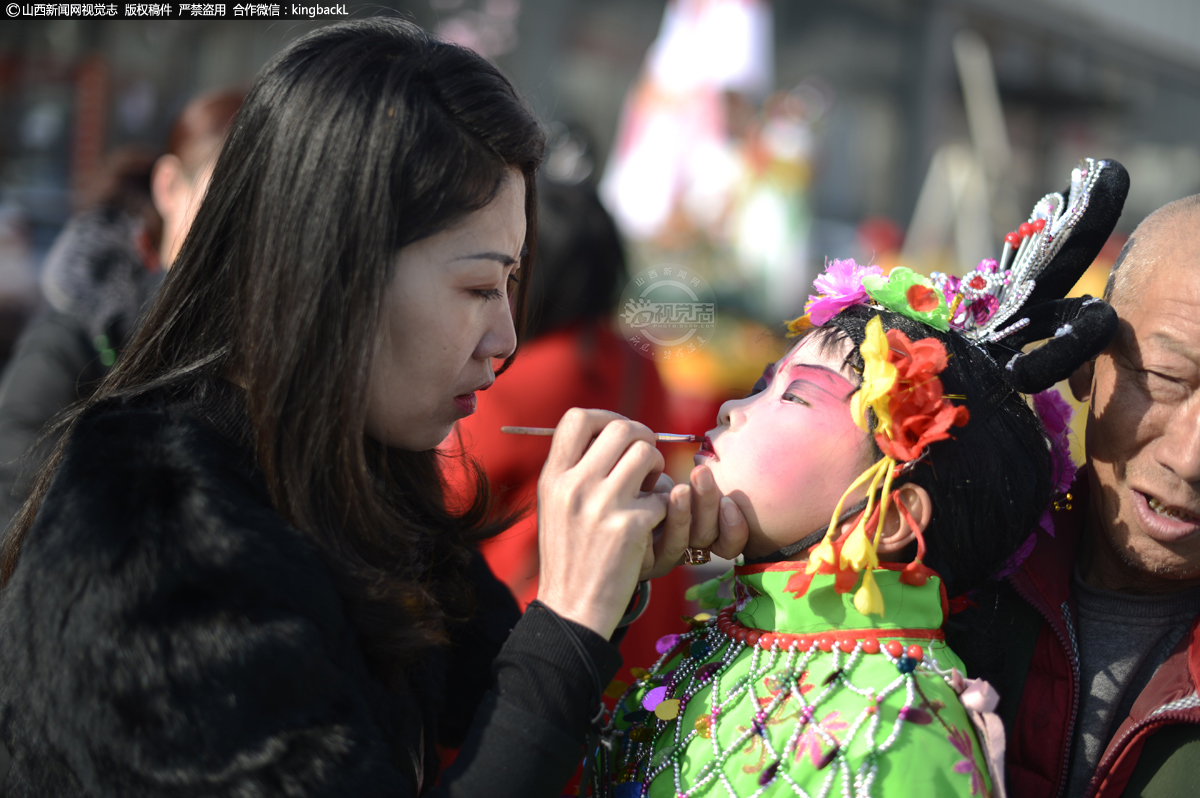      背棍表演程序的第一步就是化妆。孩子们早晨五点钟起来就开始化妆。化妆很有讲究，要按每条背棍的剧情进行化妆。