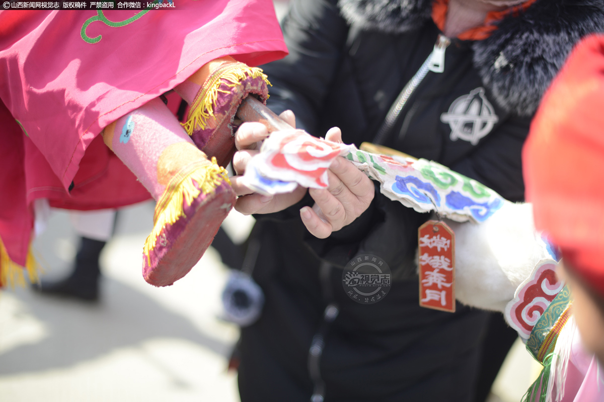     背棍的人物形象和装饰制彩均依民间故事、戏曲主题而定。仔细观察就会发现，每个铁棍上的演员服饰与装束都各有不同，他们再现了中国戏曲和文学中的许多经典故事场景，例如嫦娥奔月、天女散花、昭君出塞、黛玉葬花、穆桂英挂帅等等。