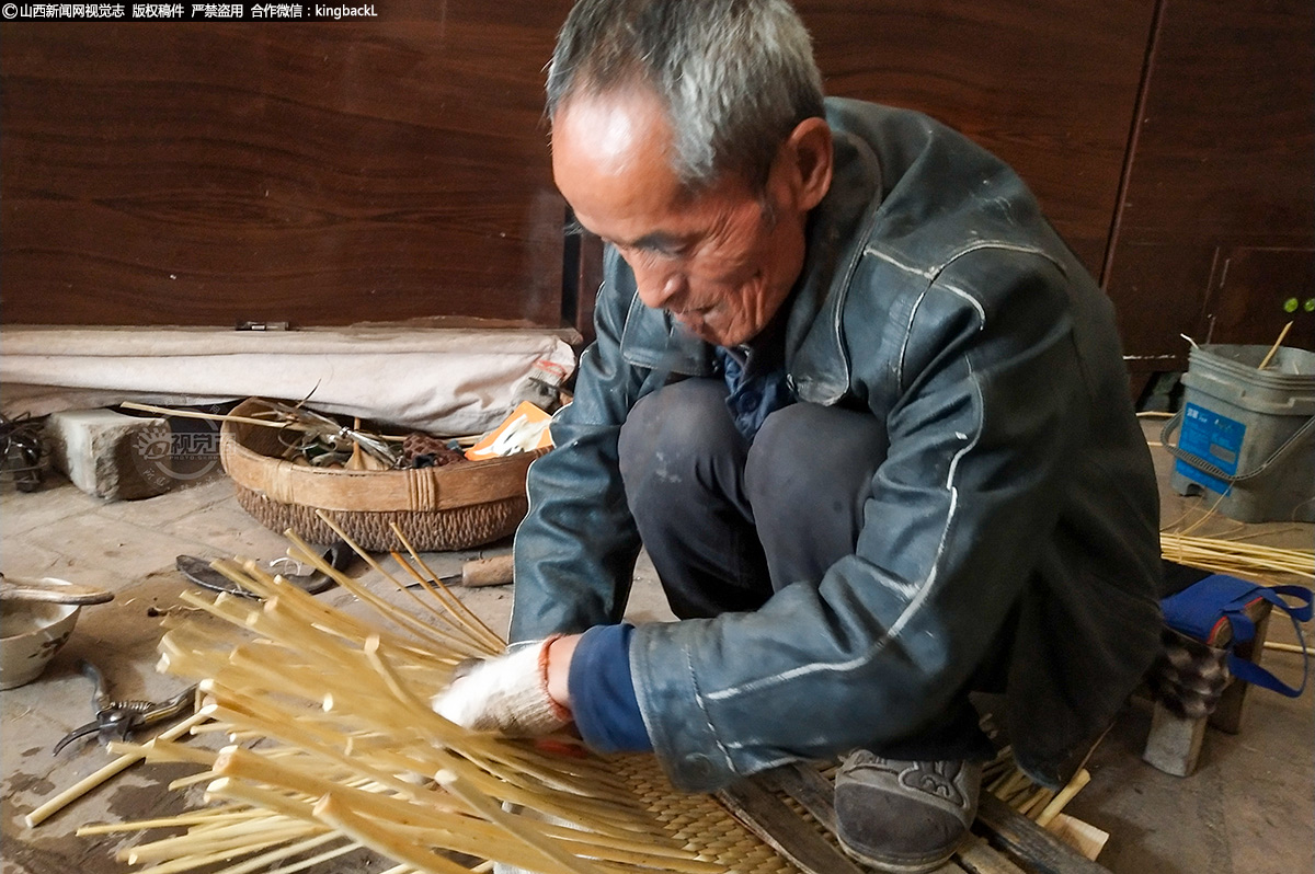      曹家峁村民高奴友在编柳制品簸箕。由于编柳活非常辛苦，收益太低，年轻人没人再学做这门技术了，临县原来有6个编柳专业村，现在只剩曹家峁村几个老人仍在默默坚守着这门濒临失传的绝活。