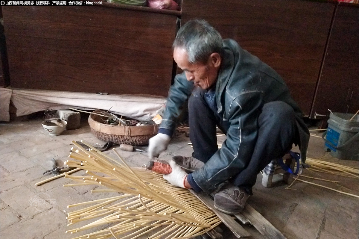      如今，勤劳的乡亲们编织效率已大大提高，正靠着祖辈传下来的老手艺，借助“曹家峁村柳编园区”的广泛销路，用自己勤劳的双手和智慧编织着致富之路。