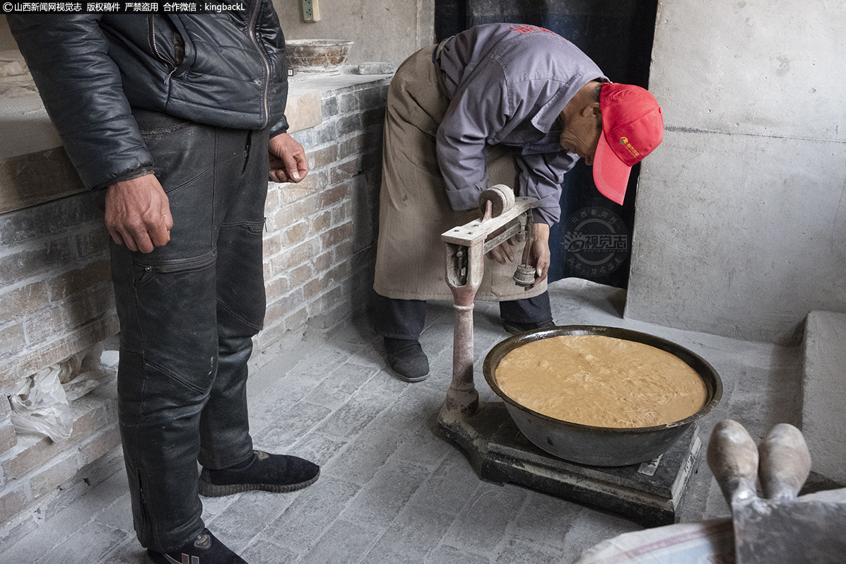      可以说，做麻糖一半功夫就在“熬”上，石大爷的麻糖主要原料是大米、小米、黄米、麦芽糖等。做麻糖需要一种玉谷原料，石大爷介绍说这东西不好买，为了延续做麻糖，每年他自己种一亩，可以产100斤，够做麻糖就行。