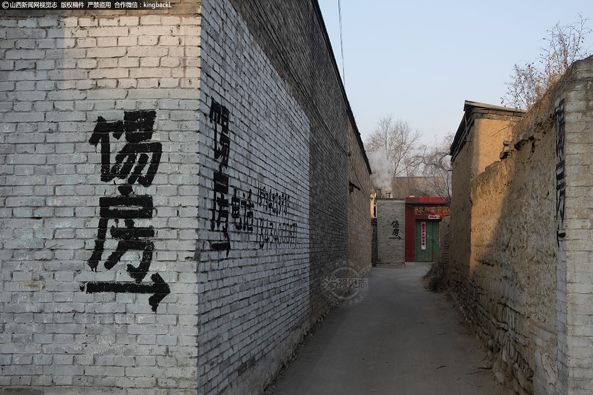      墙上显眼的“锡房”，就是石大爷做麻糖的地方，石大爷介绍，熬糖稀做麻糖，其实应该是“餳”，老人嫌麻烦就简化写成这个“锡”。