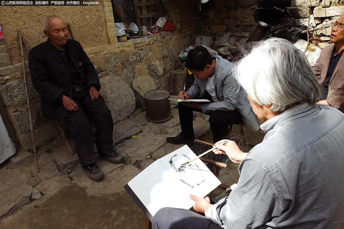      在为老兵画像时，他总能听到老兵们口述当年那段历史岁月，这样沉痛的记忆，让杜宁更加想让国人铭记这群用鲜血和生命捍卫民族尊严，捍卫每一寸国土的老英雄。