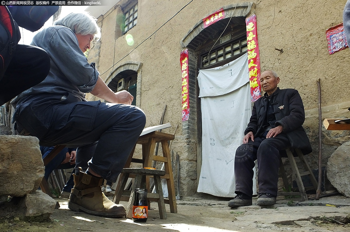      这是运城市新绛县泽掌镇张家庄西寺自然村98岁的抗战老兵樊万胜老人，他的部队番号是晋绥军83军49师2团1营4连3排，1944年冬从军，经历了许多事。此次杜宁翻山越岭来到他家，为他画像，这让老人开心不已。