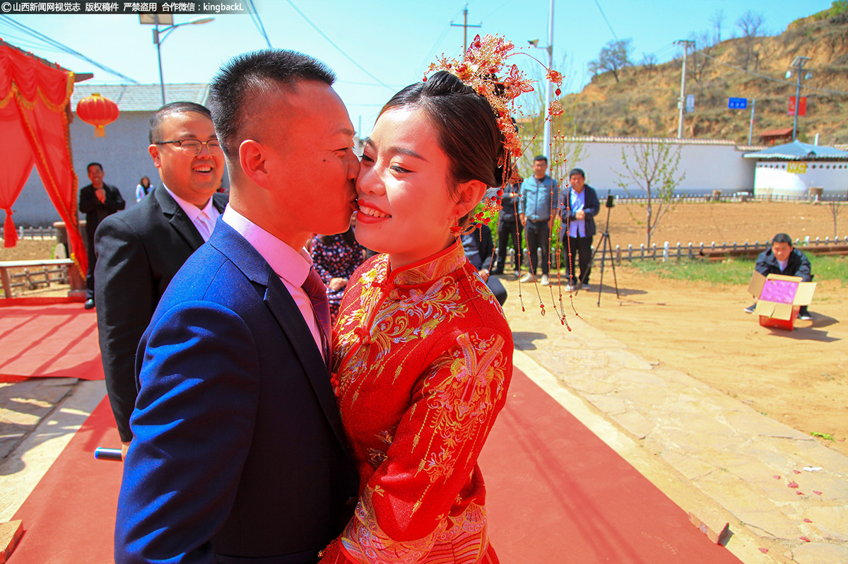      魏红得知乡党委政府号召举办主题为“情定美好新时代、文明新风树榜样”的集体婚礼，她第一时间就报了名。