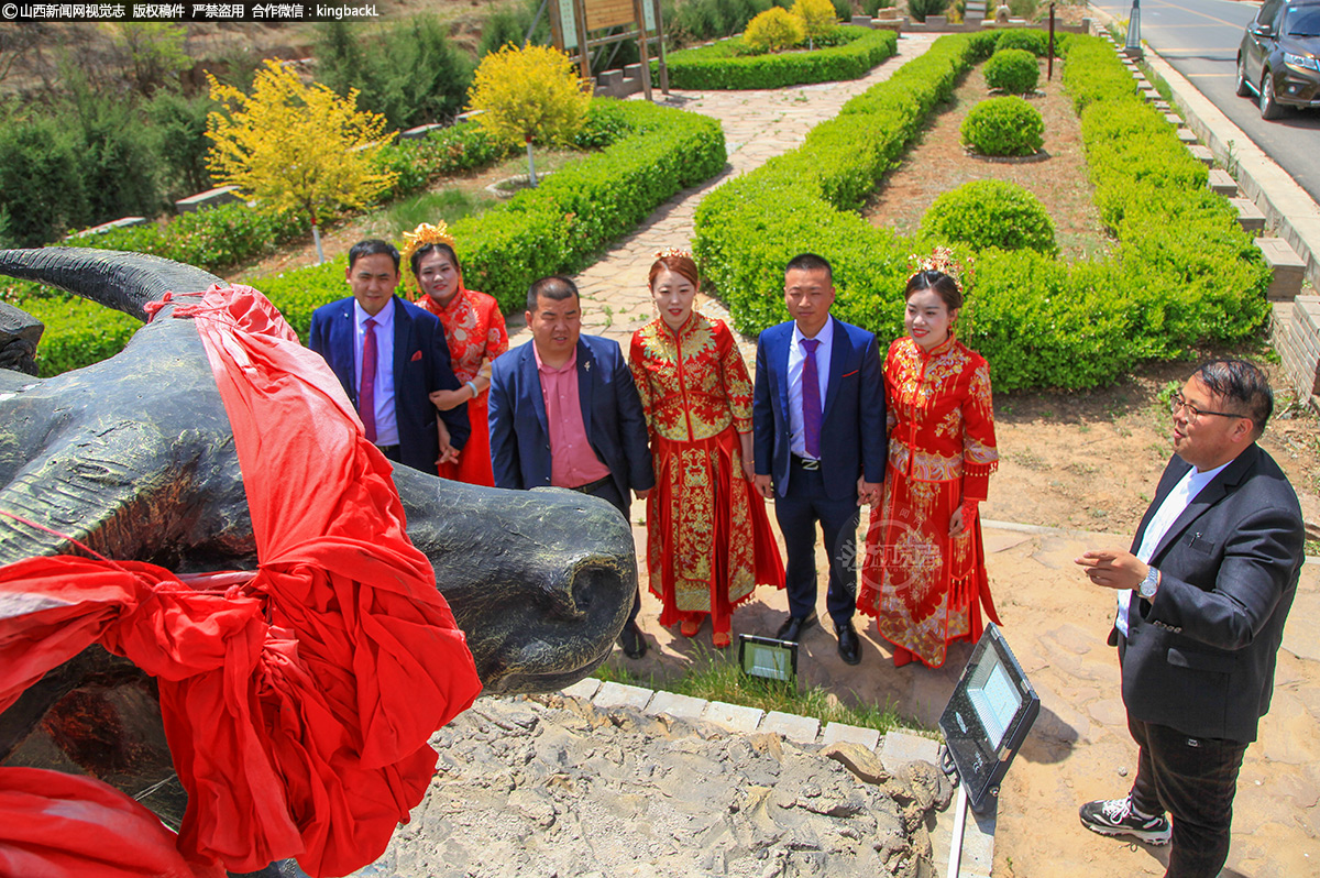      武乡县贾豁乡参加集体婚礼的三对农村青年正在聆听当地传统“牛耕”文化。