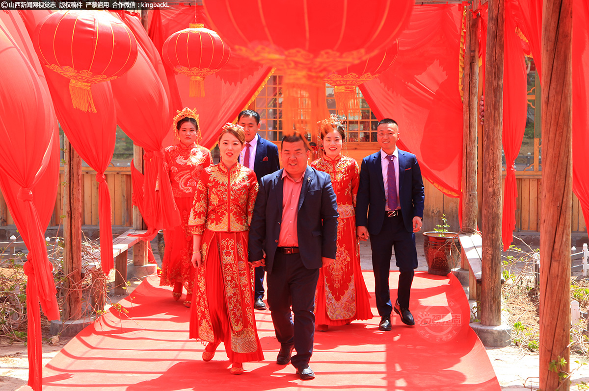      乡村爱情，乡间风情。婚礼当天，帅气的新郎们身着笔挺的西装，新娘们穿着喜庆的中式婚礼服，伴着喜庆的《大花娇》《稳稳的幸福》《幸福万年长》等中国风乐曲，三对农村青年携手缓缓步入婚礼现场。