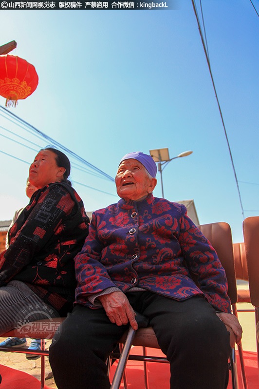      “这样结婚真喜庆！嫁到村里80多年了，还是头一次见到！”16岁就嫁到贾豁乡古台村的郭花儿今年已经101岁了，她没想到还能一下子当了三对新人的证婚人。
