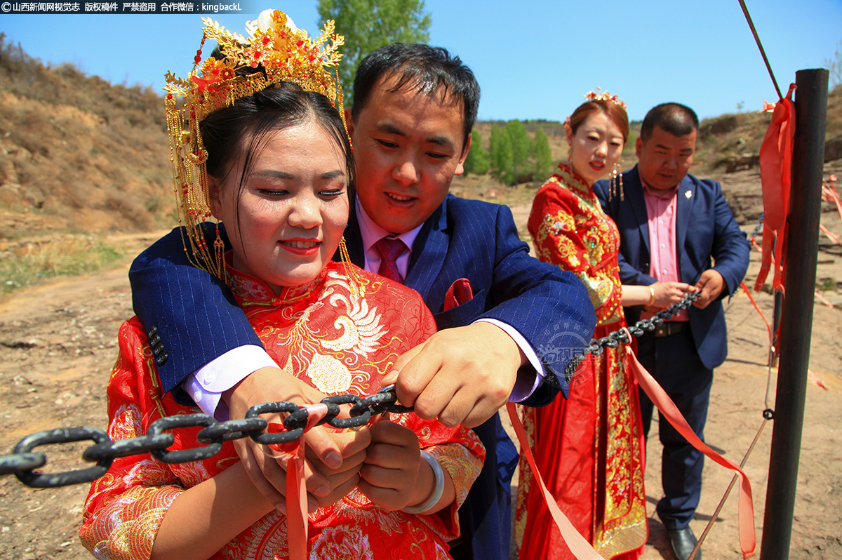      乡长主婚、书记证婚、乡亲见证，他们互相向对方说出彼此爱的誓言，牵手走过乡间小路，聆听农耕传统文化，在小溪边扣上连心锁，以实际行动践行婚俗改革、倡导婚事新办、弘扬文明新风。