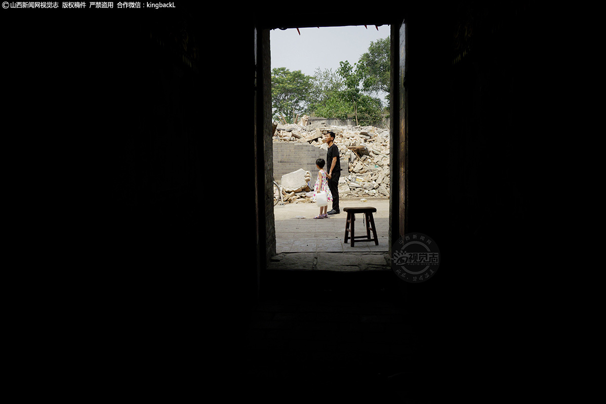      就要离开祖祖辈辈居住了不知道多少年的地方，可谓依依不舍，望着这些拆迁后的景象，房主思绪万千、五味杂陈，这里有他们的童年少年，也有他们的中年，是那个曾经为他们遮风挡雨的家。