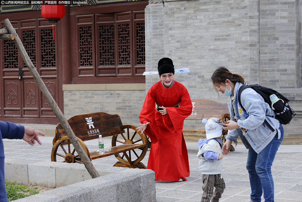      修复好的古城内，不少实景演出的人员，穿着不同的衣服，在古县城大街上吆喝，为往来古城的游客增添了不少乐趣。