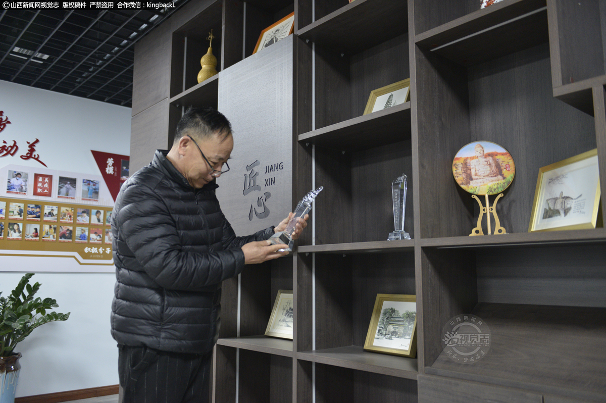      上世纪80年代初，一夜之间中国大地上刮起一场狂歌劲舞的风暴，一时像霹雳舞、太空舞、迪斯科，还有港台歌曲在广阔的城市和乡村普遍流行起来。这让宋麟喜看到了希望，自己儿时的梦想就要实现了，于是他辞掉农具厂工作，干个体的同时从事歌舞工作。