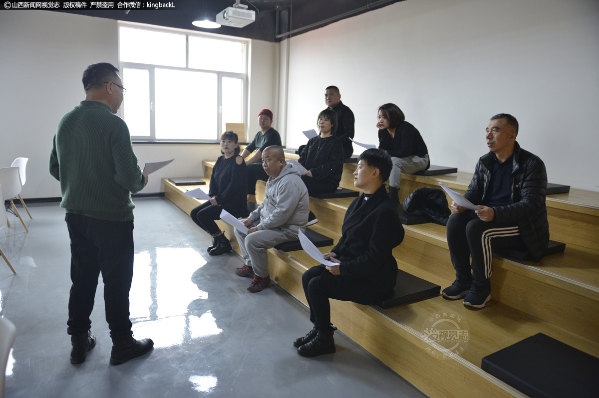      在排练厅，宋麟喜经常会为演员现场指导剧本，剖析剧情内容，让演员们更加深入体会故事情节，融入故事，对于不熟练的内容多次推敲，反复表演，以求呈现最好的演出效果。
