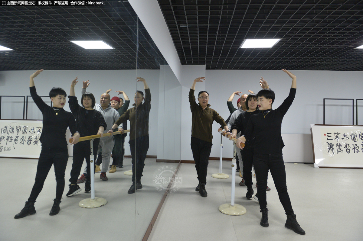      演员们拍戏找不对感觉时，宋麟喜总会笑着对他们说：“别着急，我给你们示范一下”，分分钟让演员们茅塞顿开。