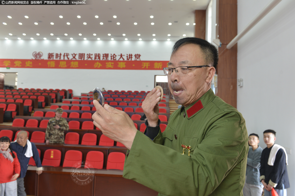      宋麟喜是一个注重细节的人，每次在上台表演之前，他都会整理好自己的妆容，以求呈现最佳效果。
