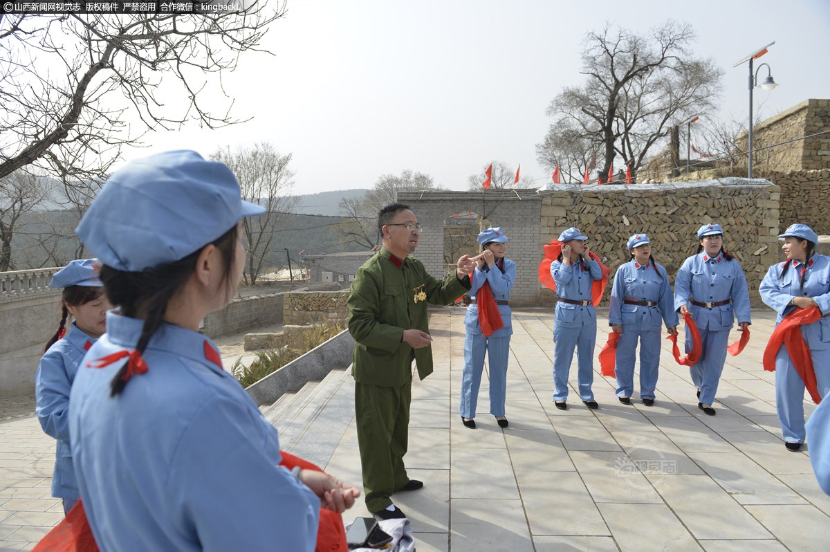      在清太徐抗日根据地杜里坪县政府旧址，宋麟喜和当地红色文艺节目的表演者共同表演，感受当时庆祝抗日战争胜利的喜悦。