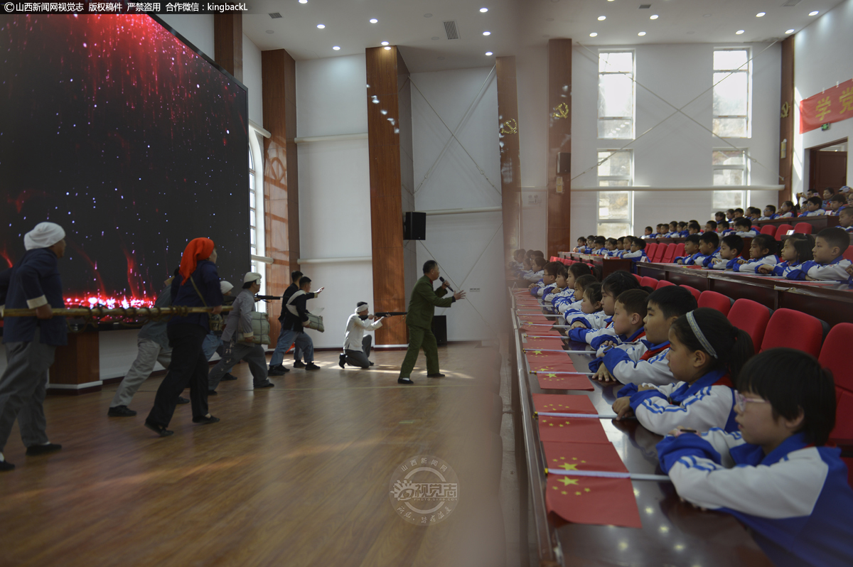     为纪念中国共产党建党100周年，宋麟喜带领演员们在杜里坪抗日根据地为小学生们表演红色情景剧，弘扬红色精神，传播红色文化。