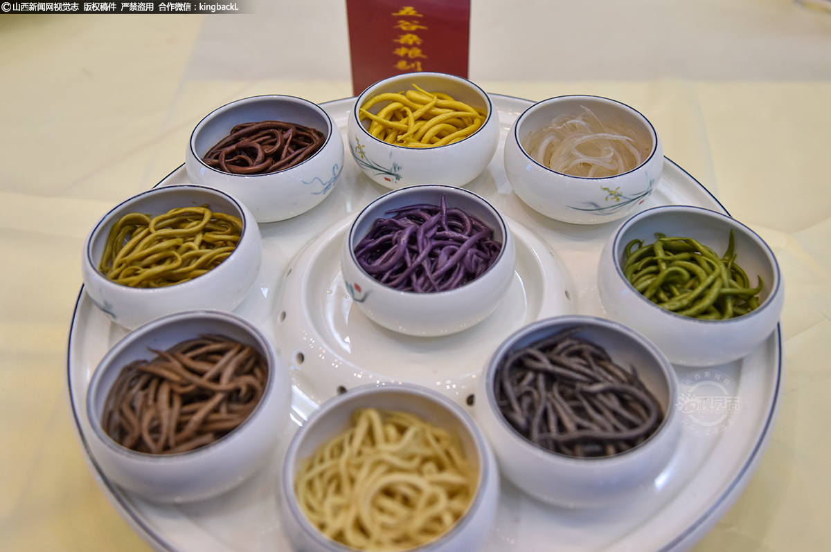      博览会上，不同的杂粮做出不同颜色的剔尖也吸睛无数。剔尖又称拨鱼、剔拨股，高手剔出的剔尖，呈中间圆、两头尖形状，用筷子沿盘边剔面，筋软爽口，易于消化，是山西面食中极具代表性的一种，也是山西人民的主要午餐之一。