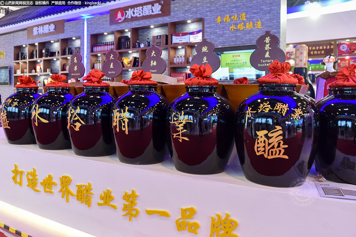      在展会上，循着浓烈的醋味，便能找到山西醋企的展区。来到展区，只见桌子上摆着多个陈放醋的大缸。如今山西的醋，已经融入了山西人的生活，醋文化，也是山西文化最重要的遗产。