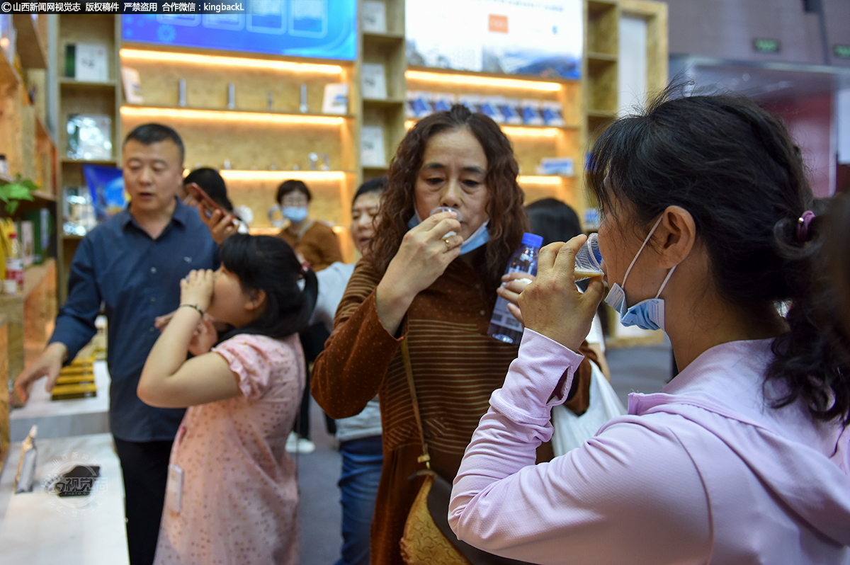      在忻州展区，市民纷纷品尝一种特殊的“奶制品”。据工作人员介绍，这里面并不含有任何奶成分，是用五台山南台的藜麦等杂粮做成的素食饮品，所以叫“台藜奶”。