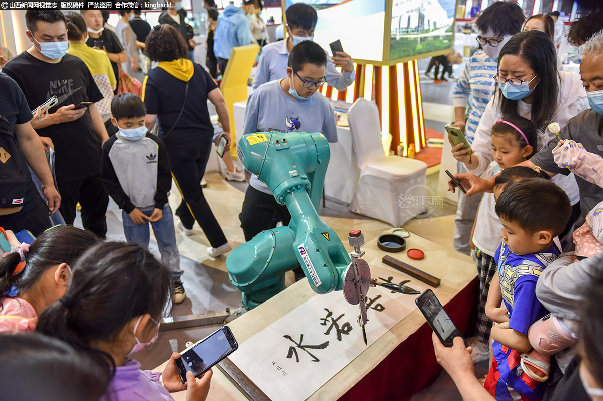      作为各类展会中格外吸睛的展品，众多“黑科技”产品总会成为现场亮点。在第十二届中国中部投资贸易博览会上，各种“黑科技”纷纷亮相，令观众先一步感受“未来生活”。图为富士康（晋城）科技工业园展区的工业机器人挥毫泼墨，展示书法技艺。（■山西新闻网记者 苏航）
