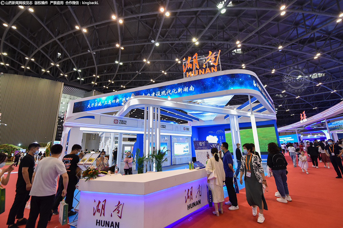      湖南展区以“建设现代化新湖南”为主题，围绕“三高四新”战略，展示湖南在先进装备制造、科技创新、改革开放以及乡村振兴等领域的基础和优势。