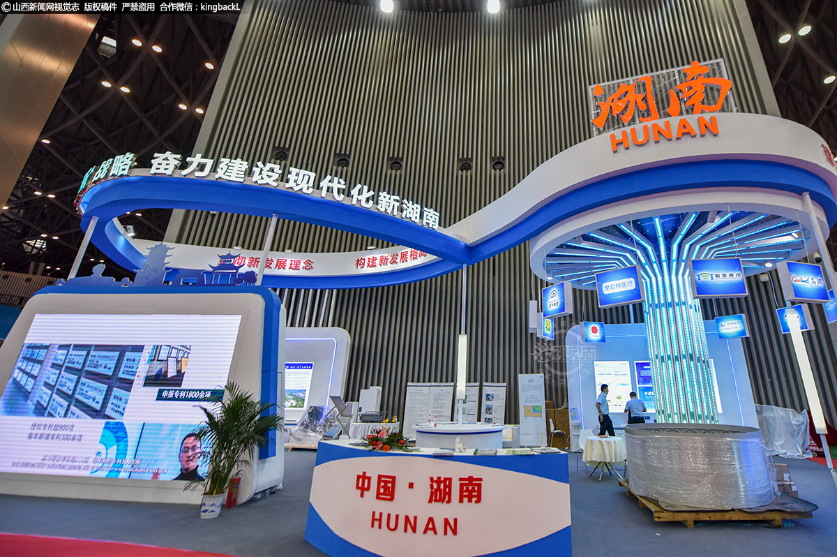      在湖南新产品展区，47家企业参展中博会，远大科技、中创空天新材料等企业，展示了湖南在工程机械、轨道交通、航空动力、新材料、生物医药等产业方面的新产品、新技术、新成果。