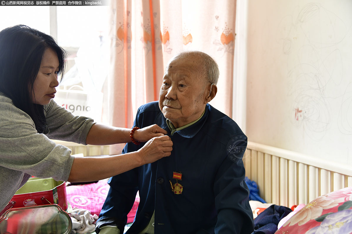      得知这么多人来看他，老人提前穿好干净的衣服，胸前佩戴的勋章，是他的“军功章”，活动的组织者赵晓庆也说到，希望年轻人们铭记历史，立足当下，勤奋努力，追真正的星，严于律己，让革命精神焕发出新的光彩。