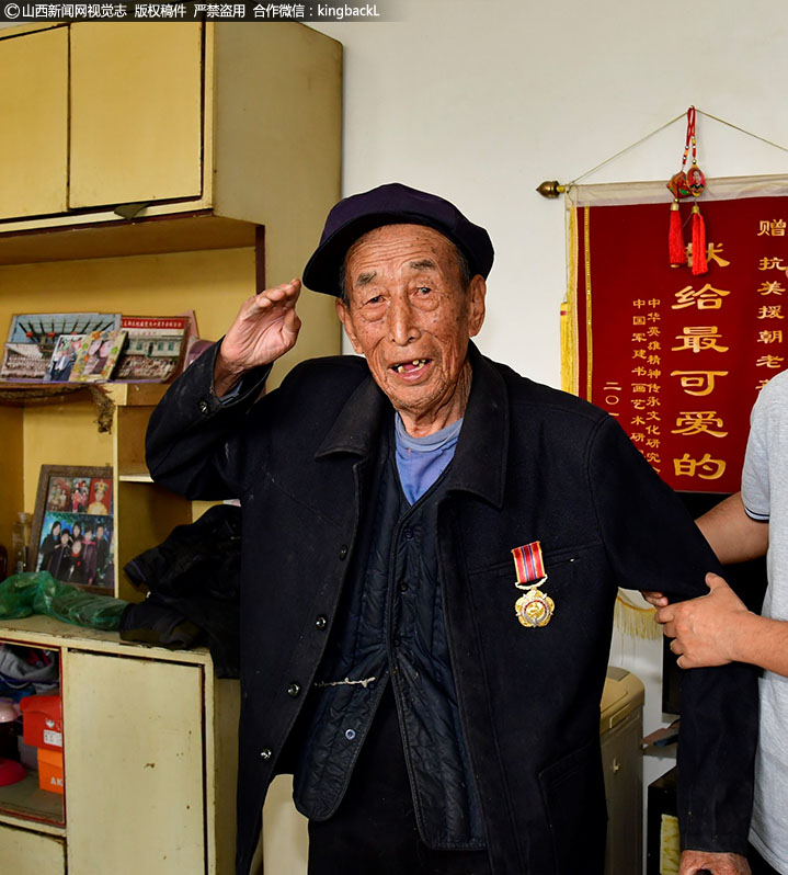      周昌，曾参加过抗美援朝战疫，老人现在身体还算硬朗，为来看他的人敬了军礼。回忆起那段战火纷飞的年代，老人将他经历过的故事讲给在座的志愿者，听者为之动容。