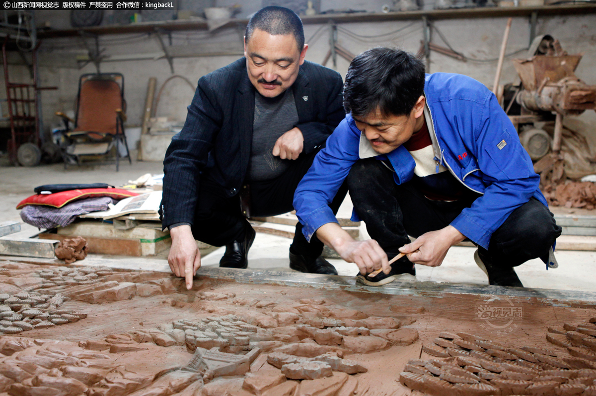      襄汾传统建筑砖雕工艺为张家世传技艺，准确代系可追溯到19世纪末，历时四代，技艺也日臻完善。张瑞旗的父亲张国臣是砖雕技艺的主要传授者，其技艺是典型的北方砖雕技艺，彰显古拙质朴的特点。