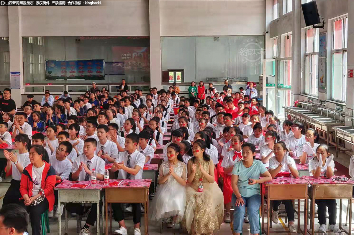      比赛间歇，学校艺术社团的同学们还为大家表演了助兴节目：独唱、舞蹈、朗诵、器乐合奏、歌伴舞等，同学们精彩的表演赢得了阵阵掌声。