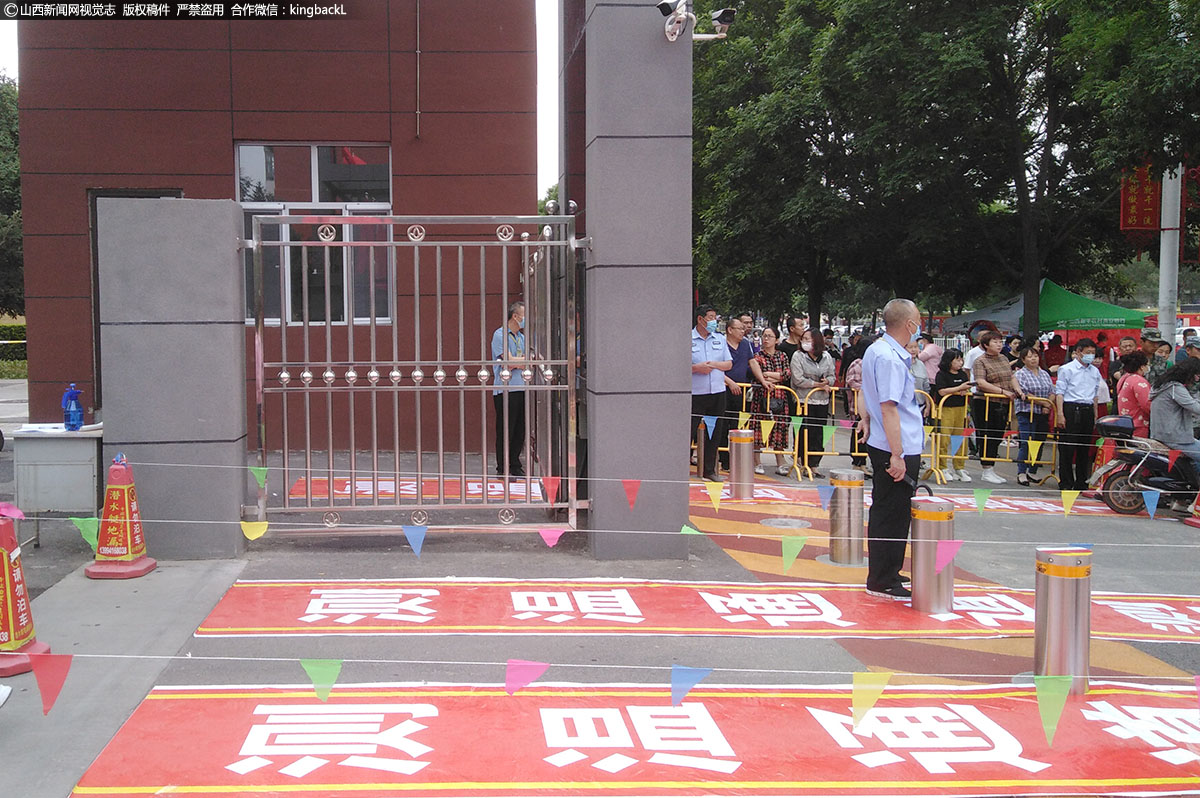      6月7日，山西省原平市范亭中学考点前，静待考生进考场。（山西新闻网特约摄影师：聂建伟）