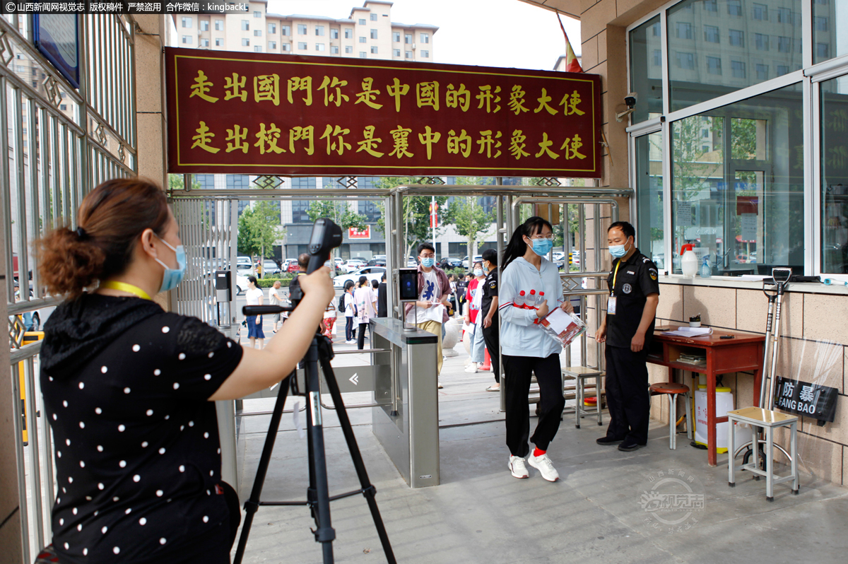      6月7日，在山西省襄汾县高级中学考点，考生通过电子测温仪有序进入考点。（山西新闻网特约摄影师：李现俊）