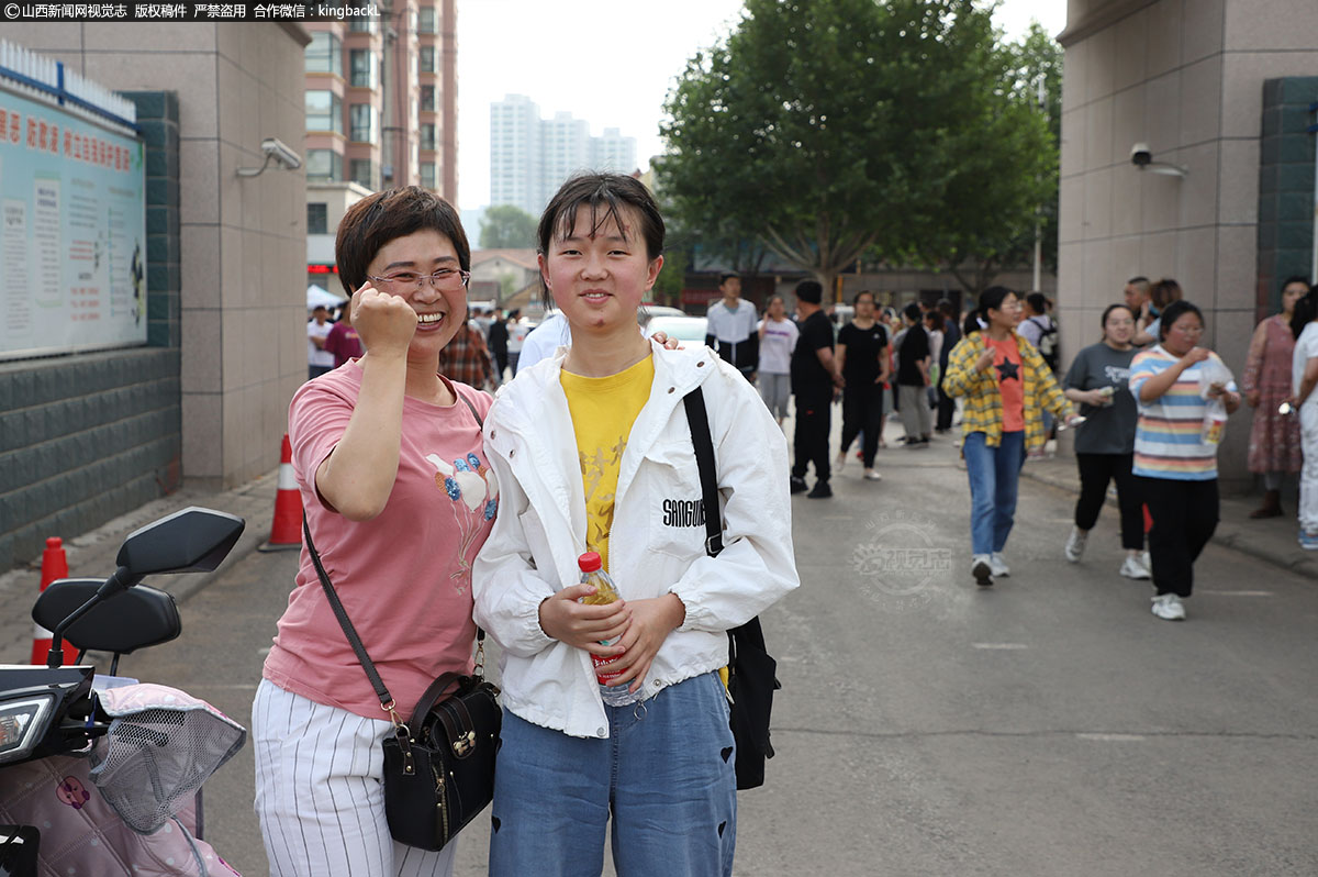      6月7日，长治市上党区一中家长为考生加油。（山西新闻网特约摄影师：鲍晓峰）