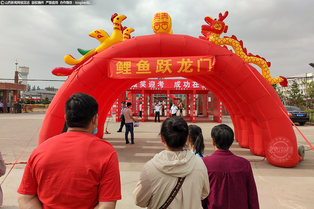      6月7日，怀仁一中云北校区门口，家长目送考生进入考场。（山西新闻网特约摄影师：赵江华）