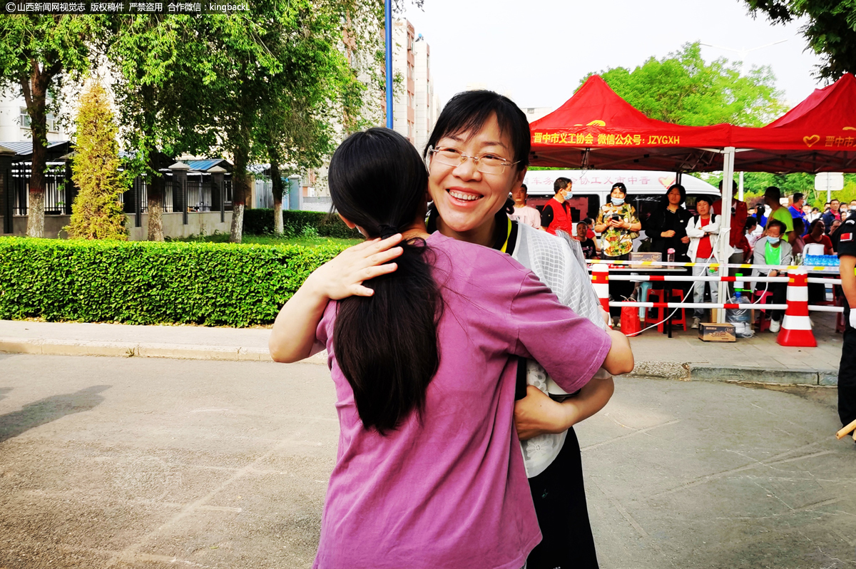      6月7日，榆次一中考点，进考场前一位老师为考生加油。（山西新闻网特约摄影师：程小珊）