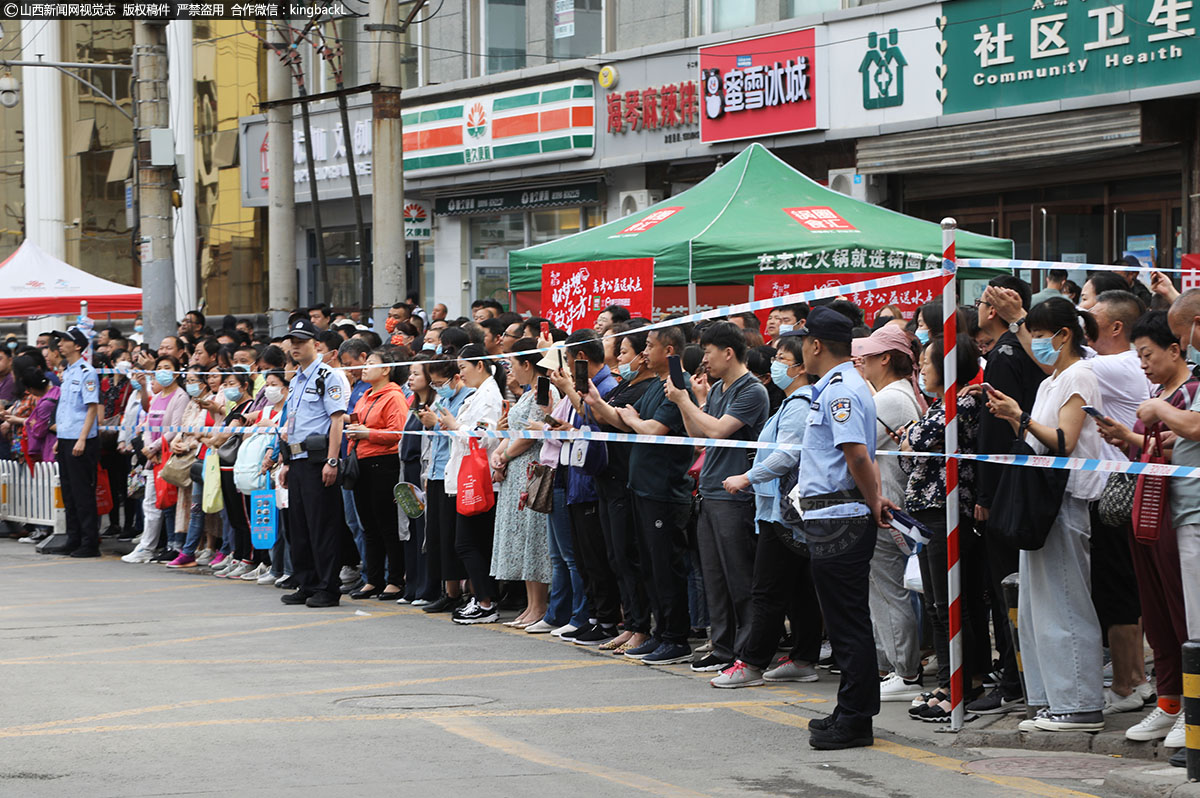      6月7日，太原十二中考场外，民警维护考场外秩序。（■山西新闻网特约摄影师：田兆云）