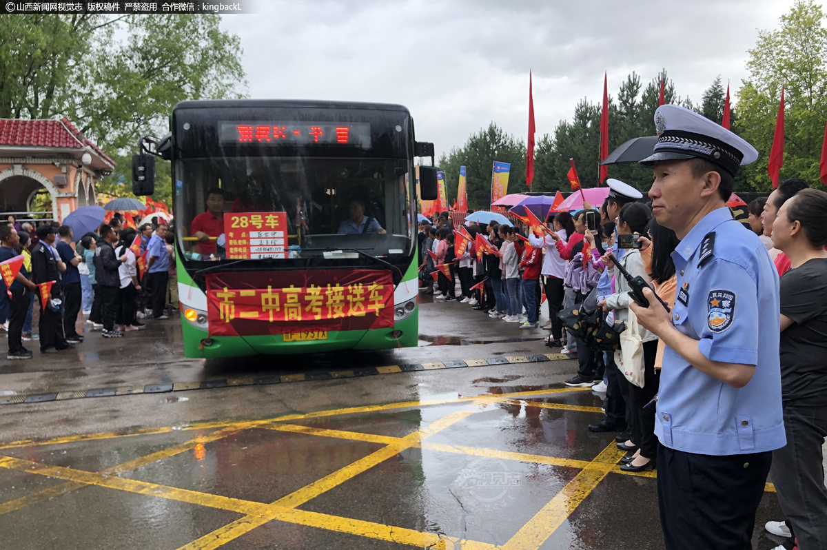      6月7日，朔州市第二中学温馨送考，朔州市公安局交警支队派出警力全程护航。（山西新闻网特约摄影师：赵福胜）