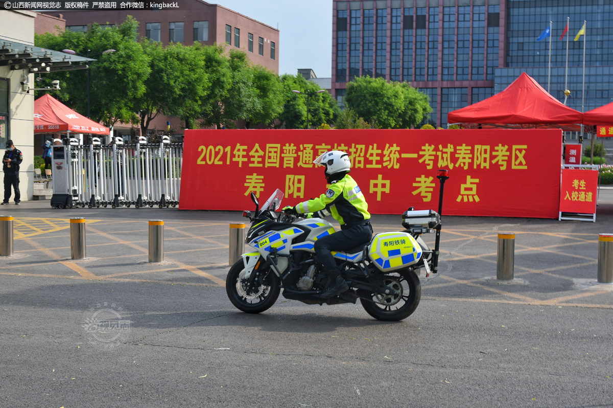      6月7日，寿阳一中考点，交警为高考保驾护航。（山西新闻网特约摄影师：原海春）