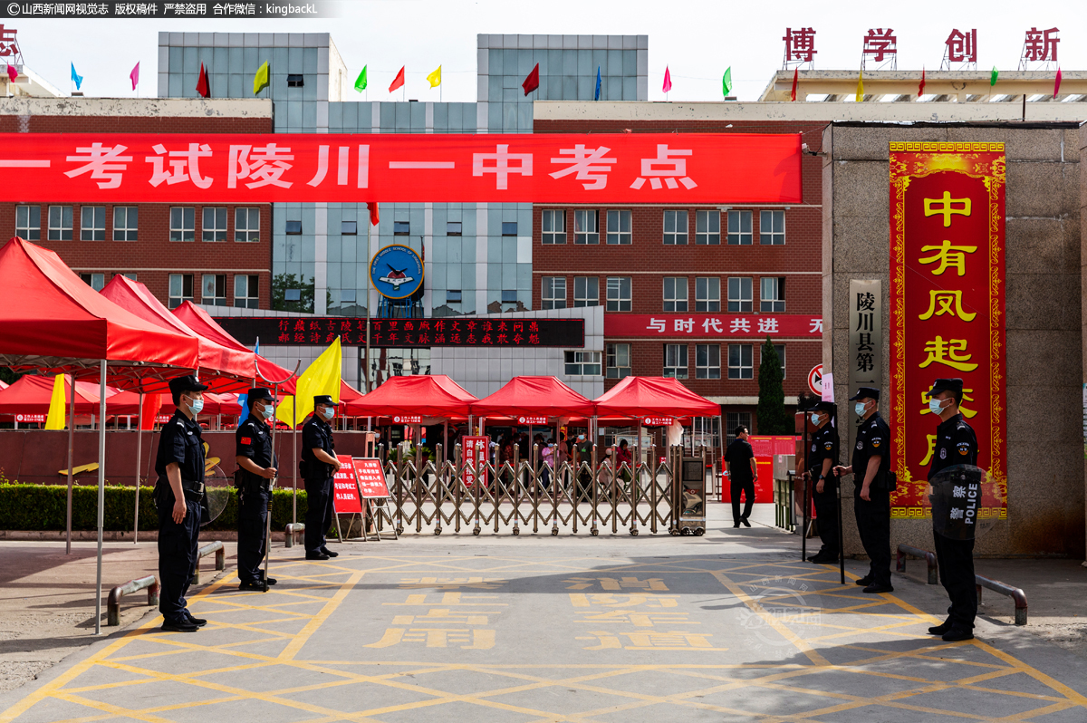      6月7日，陵川一中考点，警方严阵以待，为考生保驾护航。（山西新闻网特约摄影师：王建军）