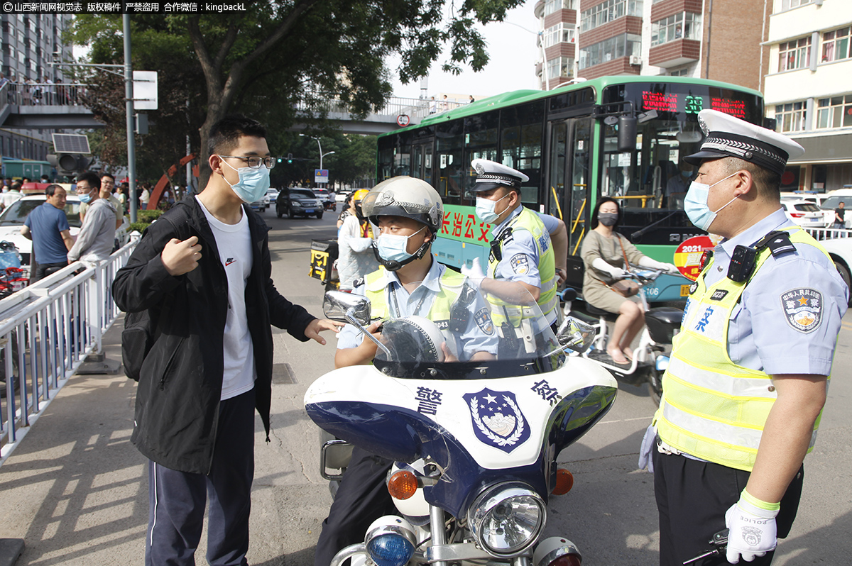      6月7日早上八点，长治六中考点外，忘带准考证的考生向长治市公安局交警支队二大队民警求助。（山西新闻网特约摄影师：张向军） 