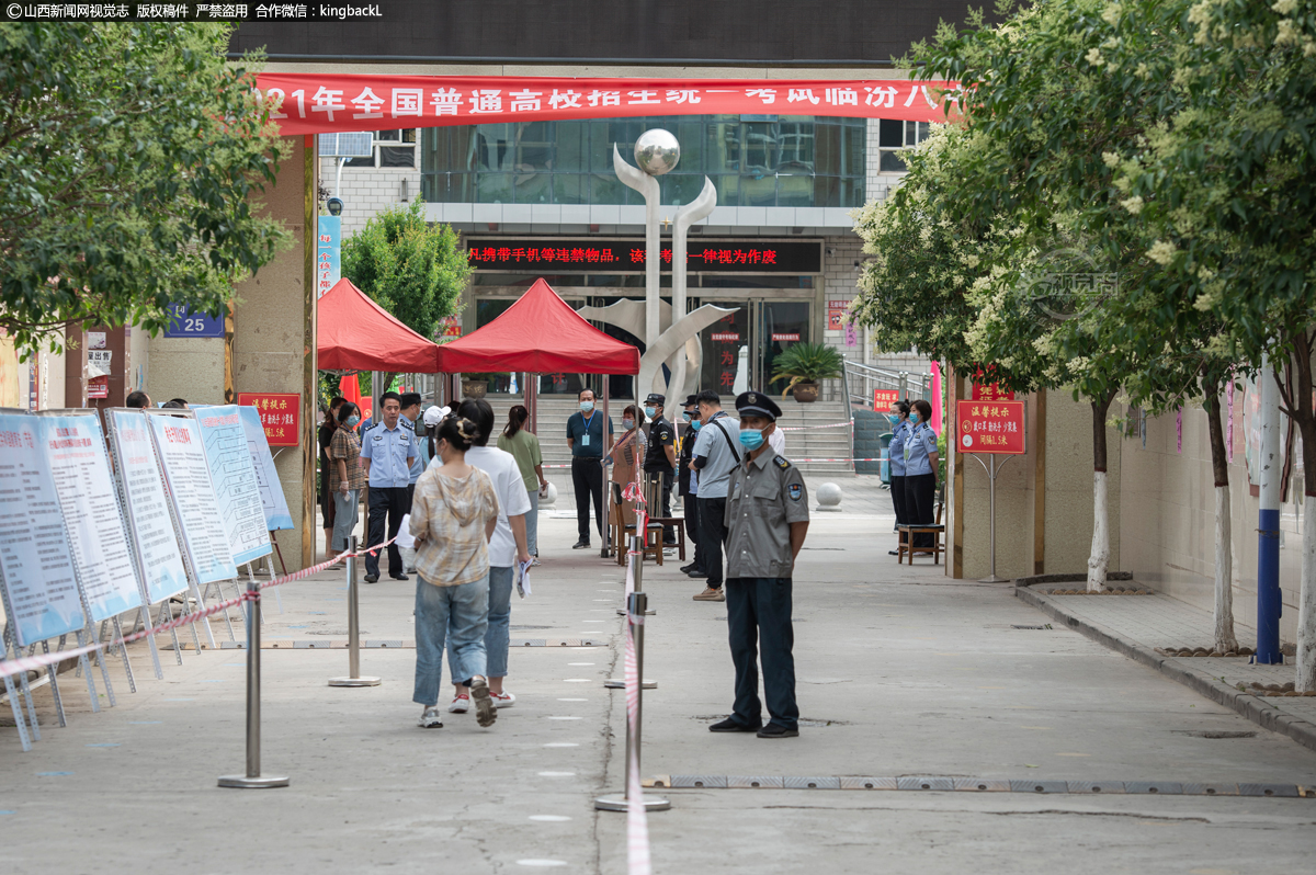      6月7日，临汾第八中学门口，考生正排队进入考场。（山西新闻网特约摄影师：陆伟红）