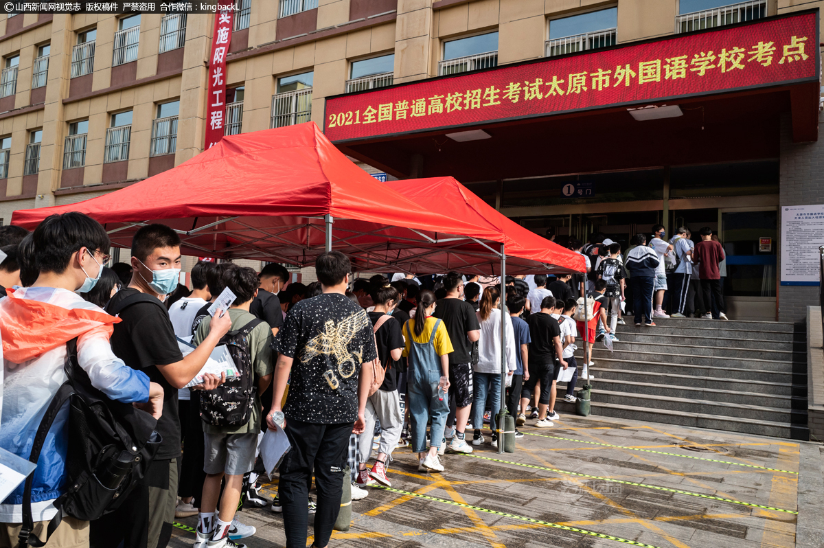      6月7日，太原第一外国语学校门口，考生有序进入考场。（山西新闻网特约摄影师：周利平）